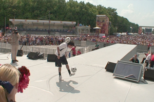 FIFA World Cup Final 2006 Berlin ::: Billy Wingrove performs his amazing soccer freestyle tricks